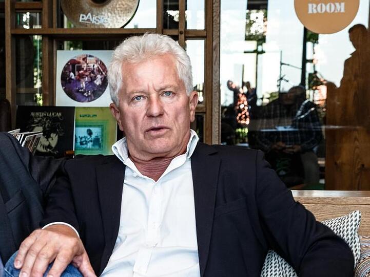 Schauspieler Miroslav Nemec sitzt bei einem Pressetermin. Foto: Markus Scholz/dpa/Archivbild
