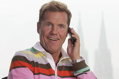 Dieter Bohlen am Telefon: Seine Mutter Edith hat 10000 Euro im Telefonspiel der RTL-Show «Deutschland sucht den Superstar» gewonnen.