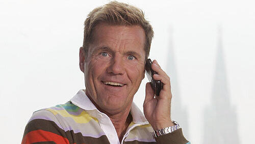 Dieter Bohlen am Telefon: Seine Mutter Edith hat 10000 Euro im Telefonspiel der RTL-Show «Deutschland sucht den Superstar» gewonnen. Dieter Bohlen am Telefon: Seine Mutter Edith hat 10000 Euro im Telefonspiel der RTL-Show «Deutschland sucht den Superstar» gewonnen.