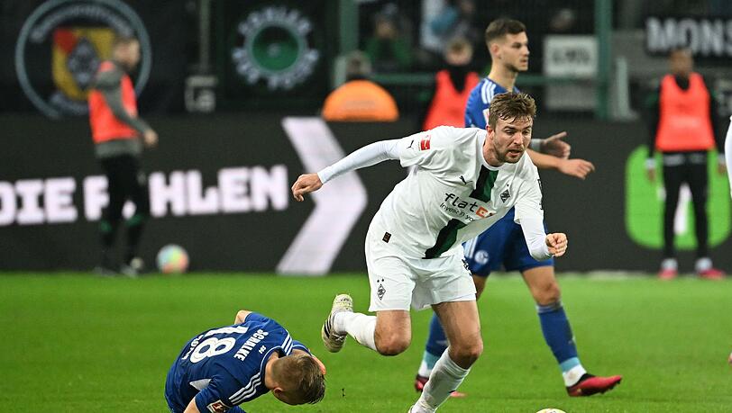 Schalkes Jere Uronen und Mönchengladbachs Christoph Kramer kämpfen um den Ball.
