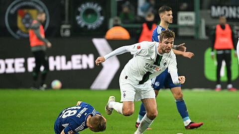 Schalkes Jere Uronen und Mönchengladbachs Christoph Kramer kämpfen um den Ball.