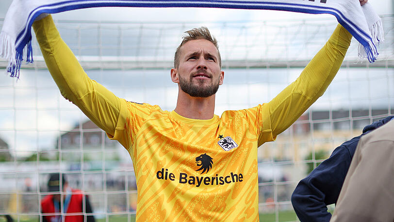 Marco Hiller bei seinem Abschied von den Fans des TSV 1860 nach dem letzten Saisonspiel im Grünwalder Stadion gegen Aue (1:1). Wo er künftig spielen wird, ist weiterhin unklar.
