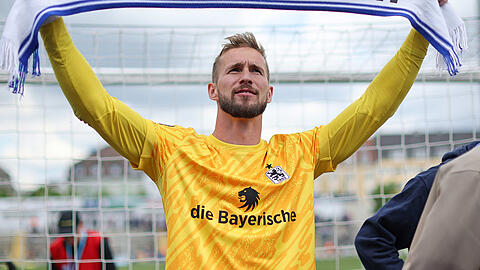Marco Hiller bei seinem Abschied von den Fans des TSV 1860 nach dem letzten Saisonspiel im Grünwalder Stadion gegen Aue (1:1). Wo er künftig spielen wird, ist weiterhin unklar.