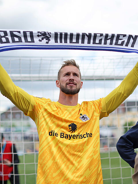 Marco Hiller bei seinem Abschied von den Fans des TSV 1860 nach dem letzten Saisonspiel im Grünwalder Stadion gegen Aue (1:1). Wo er künftig spielen wird, ist weiterhin unklar.