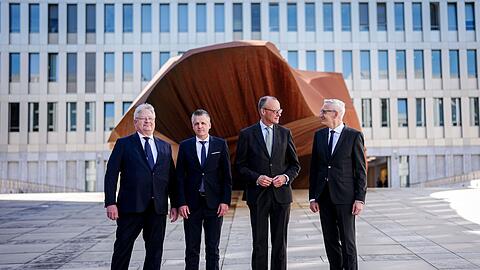 Kanzler Friedrich Merz (CDU) nimmt an der Amtseinführung des neuen BND-Präsidenten Martin Jäger (re) teil. Mit dabei sind auch dessen Vorgänger Bruno Kahl und Kanzleramtschef Thorsten Frei (l-r).