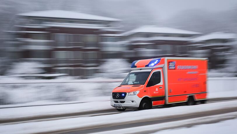 Schnee, Gl&auml;tte und K&auml;lte - der Wintereinbruch hat vielerorts in Deutschland den Verkehr behindert und Reisepl&auml;ne durchkreuzt