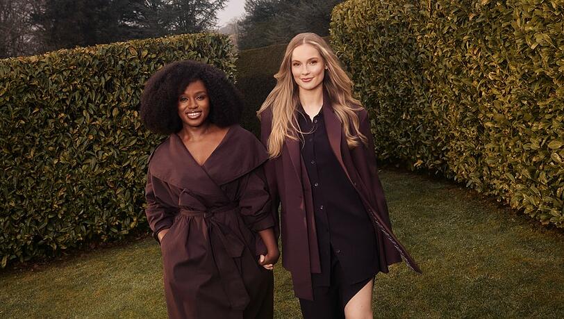 Francesca Bridgerton (Hannah Dodd, rechts) und Michaela Stirling (Masali Baduza) stehen im Zentrum der f&uuml;nften "Bridgerton"-Staffel.