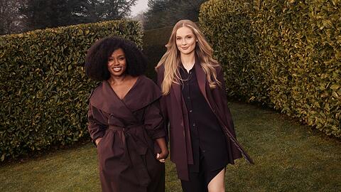 Francesca Bridgerton (Hannah Dodd, rechts) und Michaela Stirling (Masali Baduza) stehen im Zentrum der f&uuml;nften "Bridgerton"-Staffel.