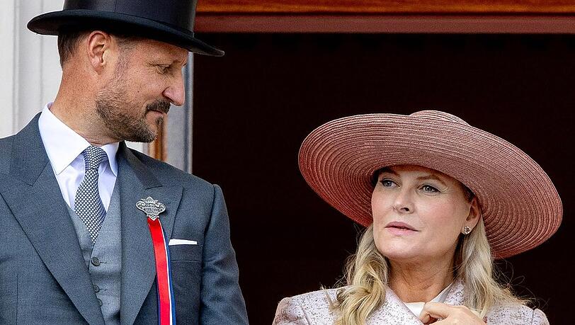 Vor Mette-Marits großer Operation im Juni trat das Kronprinzenpaar am norwegischen Nationalfeiertag am 17. Mai auf. Vor Mette-Marits großer Operation im Juni trat das Kronprinzenpaar am norwegischen Nationalfeiertag am 17. Mai auf.