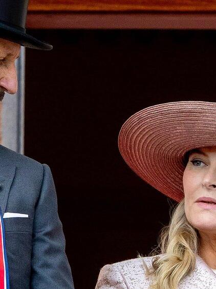 Vor Mette-Marits gro&szlig;er Operation im Juni trat das Kronprinzenpaar am norwegischen Nationalfeiertag am 17. Mai auf.