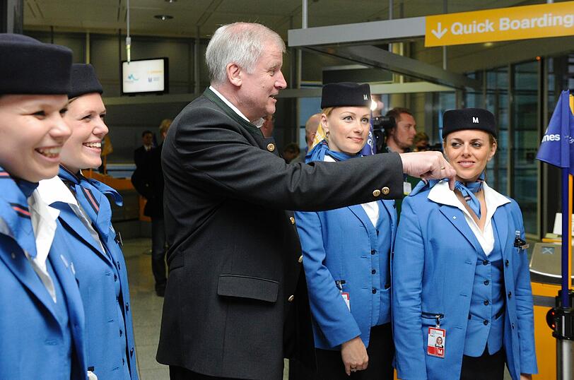 Kurz vorm Abflug nach Durban: Ministerpräsident Horst Seehofer steht zusammen mit Sportlern und Politikern am Gate im Flughafen in München und ballt die Fäuste.
