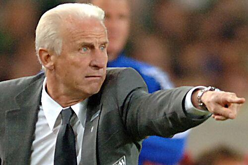 In der Gruppe B marschierten die Iren unter Giovanni Trapattoni auf den zweiten Platz hinter Gruppensieger Russland. Damit verwies das Team überraschend die Slowakei - immerhin Achtelfinalist und Italien-Bezwinger bei der WM 2010 - auf die hinteren Plätze und geht in die Playoffs. Mit einer Qualifikation für die Endrunde könnte sich "Trap" in Irland ein Denkmal setzen - nahm die Mannschaft doch bislang erst ein Mal an einer Europameisterschaft teil (1988 in Deutschland).