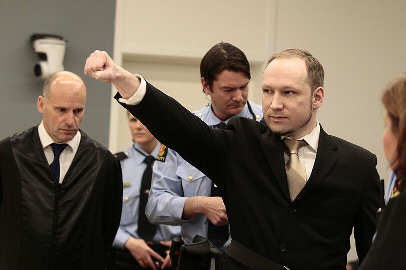 Wie er schon zuvor verlauten hatte lassen, bereut er nicht, 77 Menschen umgebracht zu haben...