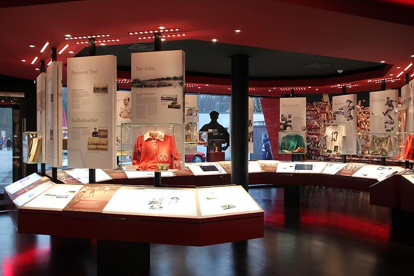 Mittelpunkt ist die dem Stadion nachempfundene Ausstellungsfläche.