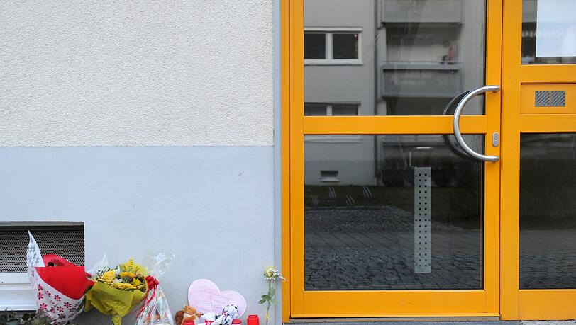 Blumen, Kerzen, Stofftiere und ein Papierherz liegen in Unterföhring vor einem Hauseingang zu Gedenken an die ermordete Larissa. Blumen, Kerzen, Stofftiere und ein Papierherz liegen in Unterföhring vor einem Hauseingang zu Gedenken an die ermordete Larissa.