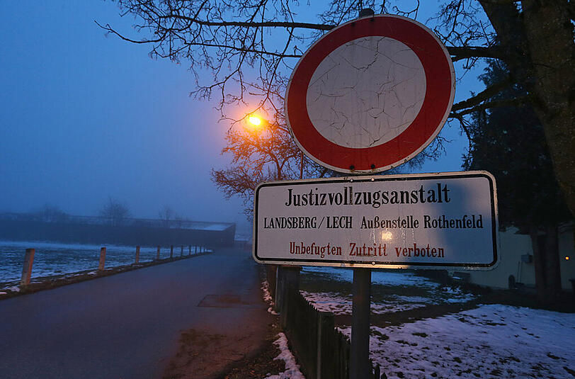 Journalisten warten am 29.02.2016 vor der Außenstelle der Justizvollzugsanstalt Landsberg am Lech in Rothenfeld bei Andechs (Bayern) auf die Freilassung des Ex-Fußballmanagers Hoeneß. Die Bilder.
