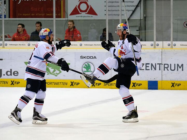 Bullen-Jubel in Wolfsburg: Die EHC-Profis Yannic Seidenberg und Jason Jaffray.