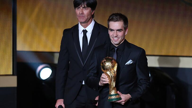 Lahm nach dem Finalsieg gegen Argentinien 2014 mit dem WM-Pokal.