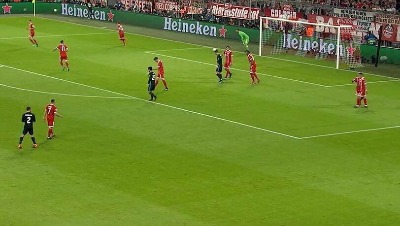 Während sich Ulreich den Ball schon zurechtlegt und den neuen Angriff startet, trabt Marcelo im linkeren oberen Bildrand gerade zur Eckfahne. Während sich Ulreich den Ball schon zurechtlegt und den neuen Angriff startet, trabt Marcelo im linkeren oberen Bildrand gerade zur Eckfahne.