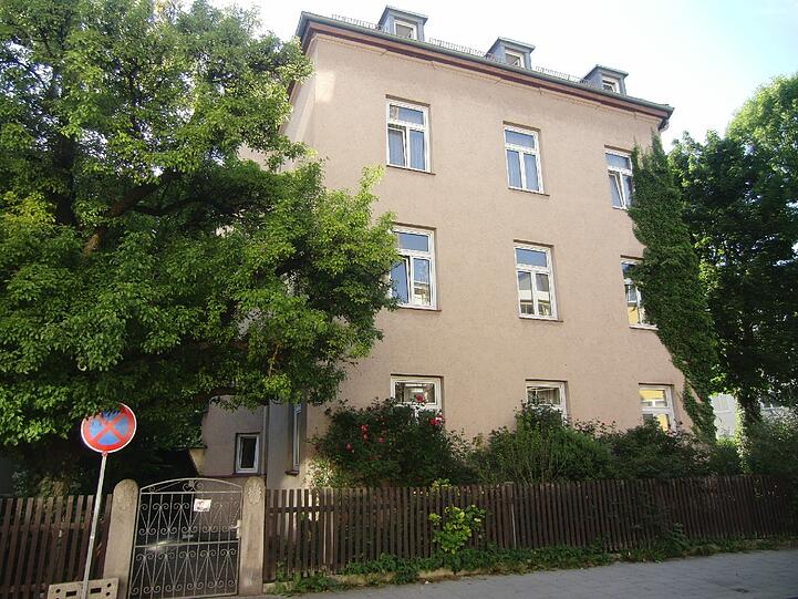 "Obwohl mein Elternhaus nicht schön war und auch immer den Eindruck erweckte nur ein halbes Haus zu sein, denke ich mit Wehmut daran, welche Oase dieses alte Pasinger Eck an der Bachbauern- und Irmonherstraße früher war."