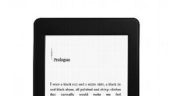 Der Kindle Paperwhite
Preis: 129 Euro
Akkuleistung: 31 Tage;
Bilddiagonale 15 cm;
Speicher 1,3 Gigabyte; Gewicht:
206 g
Der Paperwhite ist, man kann es nicht anders sagen, einfach großartig. Das liegt in erster Linie daran, dass man mit diesem Gerät in jeder Lebenslage lesen kann: am Strand in der grellen Sonne, auf dem Balkon in der Dämmerung oder mitten in der Nacht im dunklen Schlafzimmer, während der Partner schläft. Die Helligkeit passt sich immer an. Dazu kommt hohe Bedienerfreundlichkeit und eine Akkuleistung, die sogar für Thomas Manns „Zauberberg“ ausreicht. Auch das billigere Kindle-Modell für 69 Euro ist empfehlenswert – allerdings nur im Hellen. Der Kindle Paperwhite
Preis: 129 Euro
Akkuleistung: 31 Tage;
Bilddiagonale 15 cm;
Speicher 1,3 Gigabyte; Gewicht:
206 g
Der Paperwhite ist, man kann es nicht anders sagen, einfach großartig. Das liegt in erster Linie daran, dass man mit diesem Gerät in jeder Lebenslage lesen kann: am Strand in der grellen Sonne, auf dem Balkon in der Dämmerung oder mitten in der Nacht im dunklen Schlafzimmer, während der Partner schläft. Die Helligkeit passt sich immer an. Dazu kommt hohe Bedienerfreundlichkeit und eine Akkuleistung, die sogar für Thomas Manns „Zauberberg“ ausreicht. Auch das billigere Kindle-Modell für 69 Euro ist empfehlenswert – allerdings nur im Hellen.