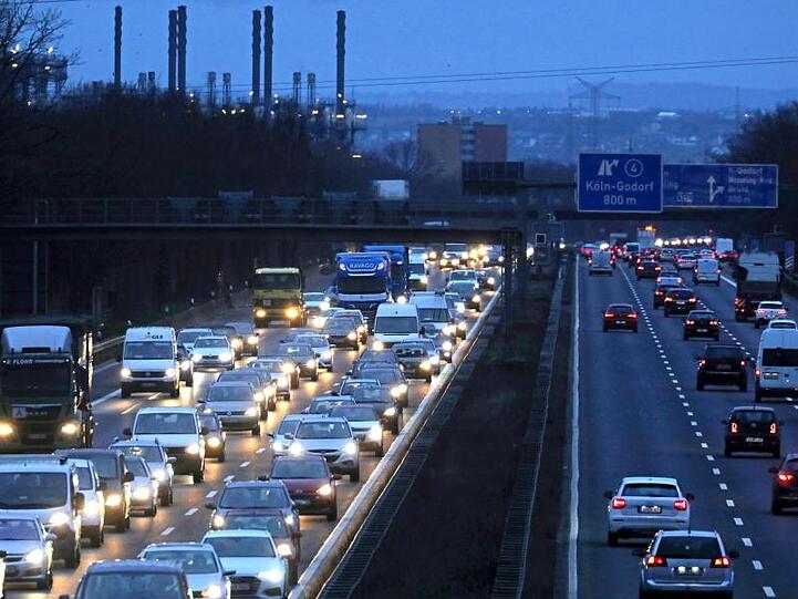 Ob mit dem Auto oder in öffentlichen Verkehrsmitteln: Immer mehr Menschen pendeln zur Arbeit.