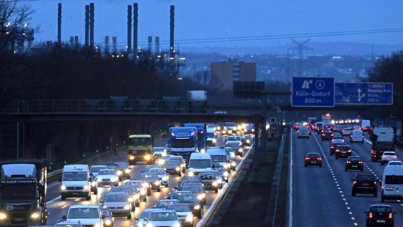 Ob mit dem Auto oder in öffentlichen Verkehrsmitteln: Immer mehr Menschen pendeln zur Arbeit. Ob mit dem Auto oder in öffentlichen Verkehrsmitteln: Immer mehr Menschen pendeln zur Arbeit.