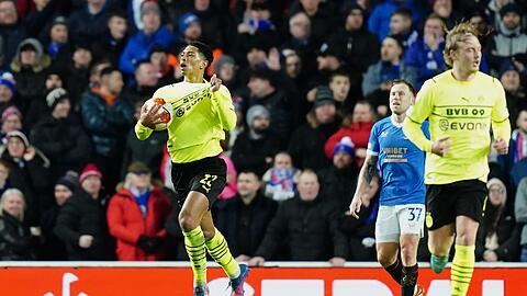 Dortmunds Jude Bellingham (l) feiert den ersten Treffer seiner Mannschaft in Glasgow.