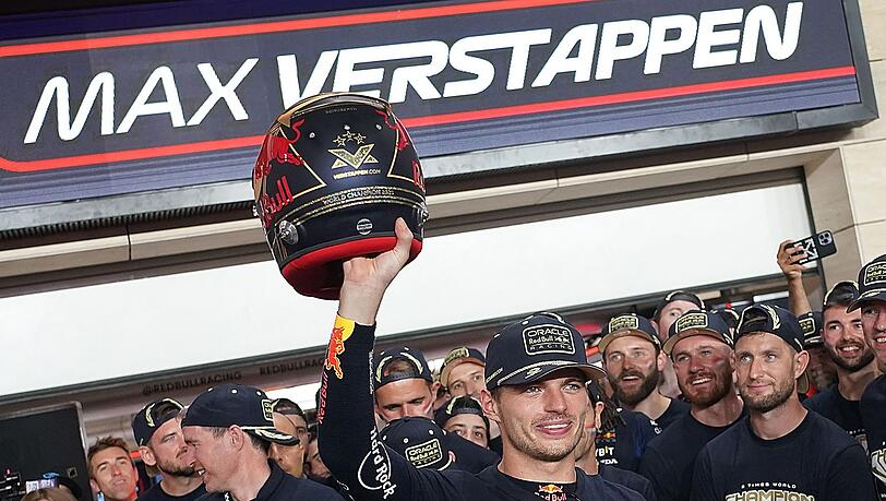 Das Red Bull Team feiert mit Max Verstappen aus den Niederlanden vom Team Oracle Red Bull den dritten Weltmeistertitel.