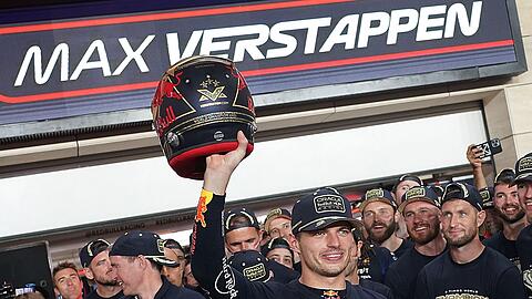 Das Red Bull Team feiert mit Max Verstappen aus den Niederlanden vom Team Oracle Red Bull den dritten Weltmeistertitel.