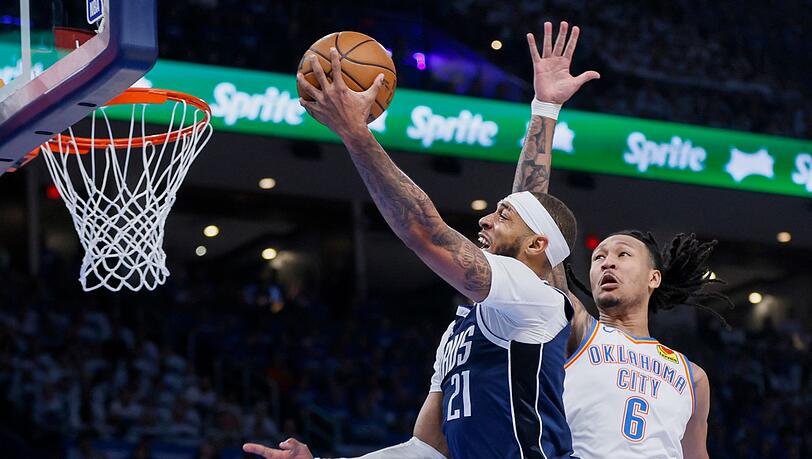Mavericks-Center Daniel Gafford (l) zieht gegen Oklahoma-Forward Jaylin Williams zum Korb.