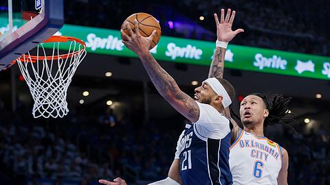 Mavericks-Center Daniel Gafford (l) zieht gegen Oklahoma-Forward Jaylin Williams zum Korb.