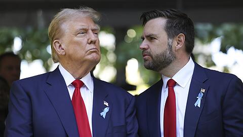 Der republikanische Präsidentschaftskandidat und ehemalige US-Präsident Donald Trump (l) und der republikanische Vizepräsidentschaftskandidat, Senator J.D. Vance von Ohio, bei der 9/11-Gedenkfeier.+