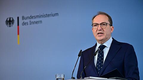 Nach dem Etappensieg der AfD vor Gericht l&auml;sst Dobrindt sein Haus ein wichtiges Gutachten nachpr&uuml;fen.