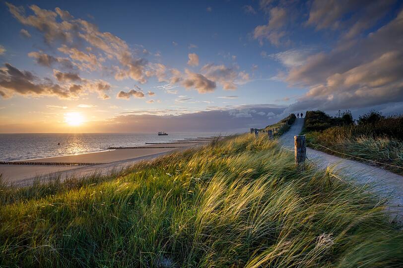 Zeeland ist die perfekte Alternative für alle, die Strandurlaub ohne mediterrane Sommerhitze suchen. Die niederländische Küstenregion begeistert mit kilometerlangen Sandstränden, die besonders bei Familien beliebt sind - etwa in den beliebten Badeorten Domburg und Renesse. Ob beim Baden in der Nordsee, auf dem Fahrrad entlang der Küste, beim Kitesurfen oder bei entspannten Spaziergängen am Strand: Zeeland bietet die ideale Mischung aus Erholung und Aktivurlaub. Zeeland ist die perfekte Alternative für alle, die Strandurlaub ohne mediterrane Sommerhitze suchen. Die niederländische Küstenregion begeistert mit kilometerlangen Sandstränden, die besonders bei Familien beliebt sind - etwa in den beliebten Badeorten Domburg und Renesse. Ob beim Baden in der Nordsee, auf dem Fahrrad entlang der Küste, beim Kitesurfen oder bei entspannten Spaziergängen am Strand: Zeeland bietet die ideale Mischung aus Erholung und Aktivurlaub.