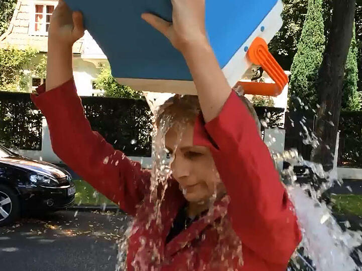 Oliver Pocher stellt sich als Angela Merkel verkleidet der "Ice Bucket Challenge"
