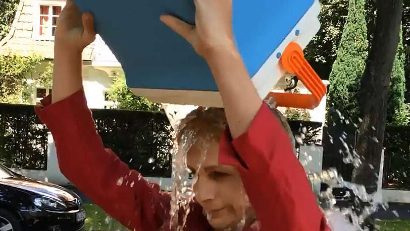 Oliver Pocher stellt sich als Angela Merkel verkleidet der "Ice Bucket Challenge" Oliver Pocher stellt sich als Angela Merkel verkleidet der "Ice Bucket Challenge"
