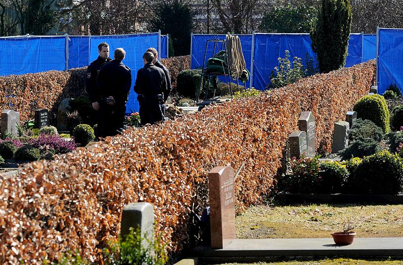 Friedhof in Ganderkesee: Acht Leichen werden exhumiert. Gibt es noch mehr Opfer von Niels H.? Der Krankenpfleger hat immer wieder Patienten totgespritzt.