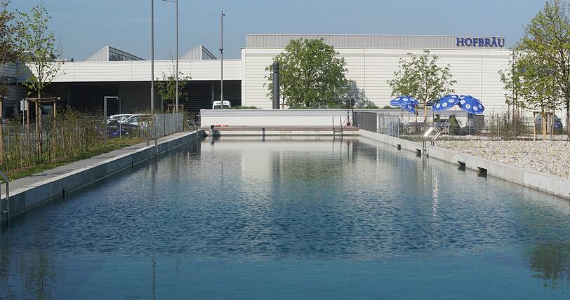 Kein Pausenplanschen neben dem Hopfenbeet: Das ist nur das neue Löschwasser-Becken.