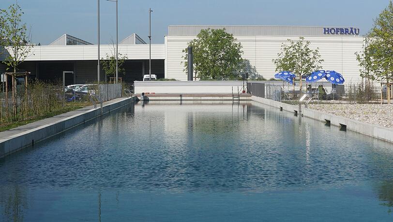 Kein Pausenplanschen neben dem Hopfenbeet: Das ist nur das neue Löschwasser-Becken. Kein Pausenplanschen neben dem Hopfenbeet: Das ist nur das neue Löschwasser-Becken.