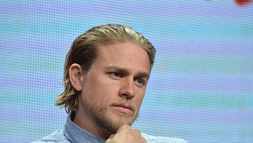Nachdenklich: Charlie Hunnam steht zu seinem Wort Nachdenklich: Charlie Hunnam steht zu seinem Wort