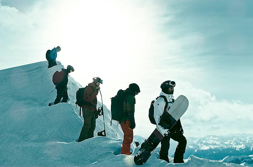 Extrem: Snowboarder im Hochgebirge.