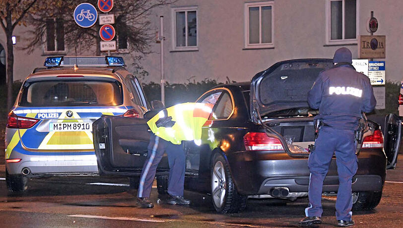 Der Unfallwagen in der Fürstenrieder Straße. Der Unfallwagen in der Fürstenrieder Straße.