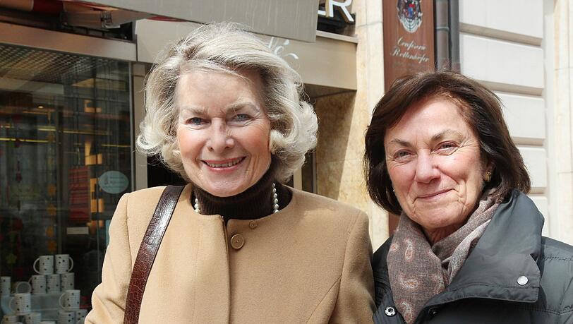 Helga Fischer, Hoteliere (r.), mit Brigitte Greif, Hausfrau: „Wir als echte Münchnerinnen kennen das Rottenhöfer schon lange. Das beste Café der Stadt. Sehr schade, aber man kann es verstehen, dass sich der Laden wesentlich gewinnbringender vermieten lässt.“ Helga Fischer, Hoteliere (r.), mit Brigitte Greif, Hausfrau: „Wir als echte Münchnerinnen kennen das Rottenhöfer schon lange. Das beste Café der Stadt. Sehr schade, aber man kann es verstehen, dass sich der Laden wesentlich gewinnbringender vermieten lässt.“