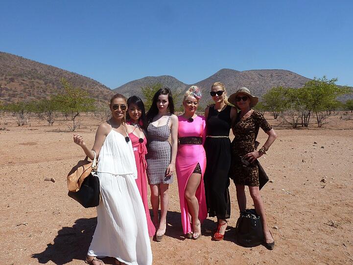 Ausgesetzt in Namibia: (v.l.) Senna Gammour, Jinjin Harder, Ingrid Pavic, Miriam Balcerek, Sara Kulka und Barbara Engel warten gespannt darauf, wer mit ihnen das große Abenteuer in Namiba noch bestreiten wird. Das Flugzeug mit sechs weiteren Luxus-Ladies ist auf dem Weg zu ihnen.