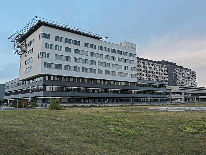 Bei dem Brand in dem Krankenhaus in Köln-Merheim ist mindestens ein Mensch gestorben.