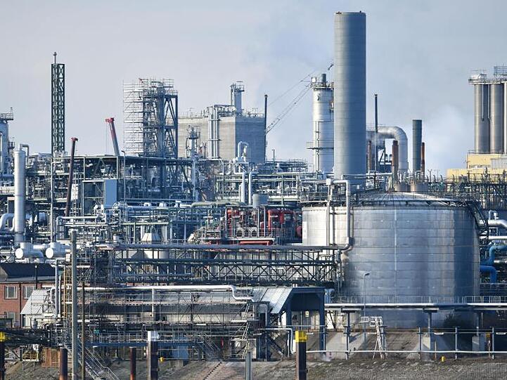 Anlagen des Chemiekonzerns BASF auf dem Werksgelände in Ludwigshafen.