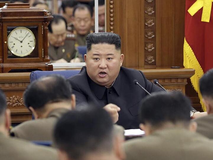 Das von der nordkoreanischen Regierung herausgegebene Foto zeigt Nordkoreas Machthaber Kim Jong Un während eines Treffens der Militärkommission der Arbeiterpartei.