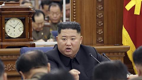 Das von der nordkoreanischen Regierung herausgegebene Foto zeigt Nordkoreas Machthaber Kim Jong Un während eines Treffens der Militärkommission der Arbeiterpartei.