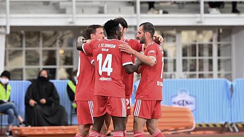 Max Kruse, Taiwo Awoniyi, Christopher Trimmel und Levin Öztunali (l-r) feiern das 0:2.
